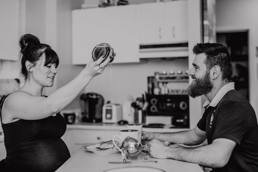 Pancakes and pregnancy in home maternity photos