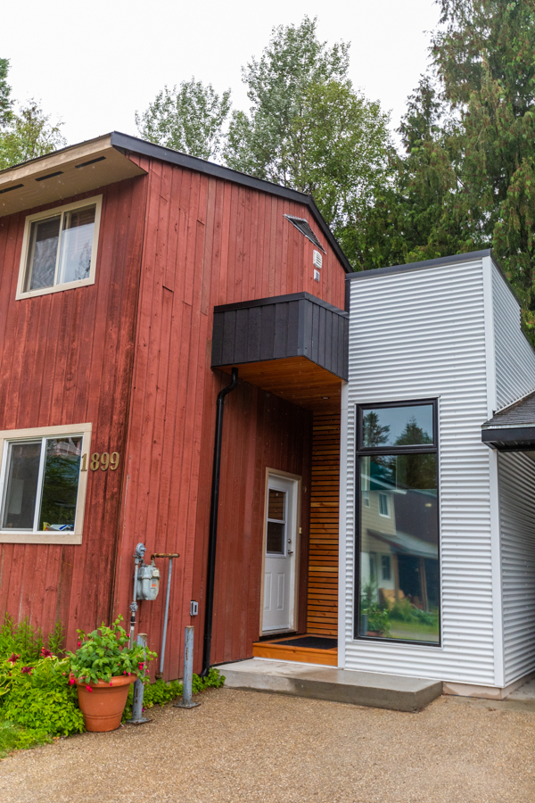 Real estate photography in Calgary out side of the home