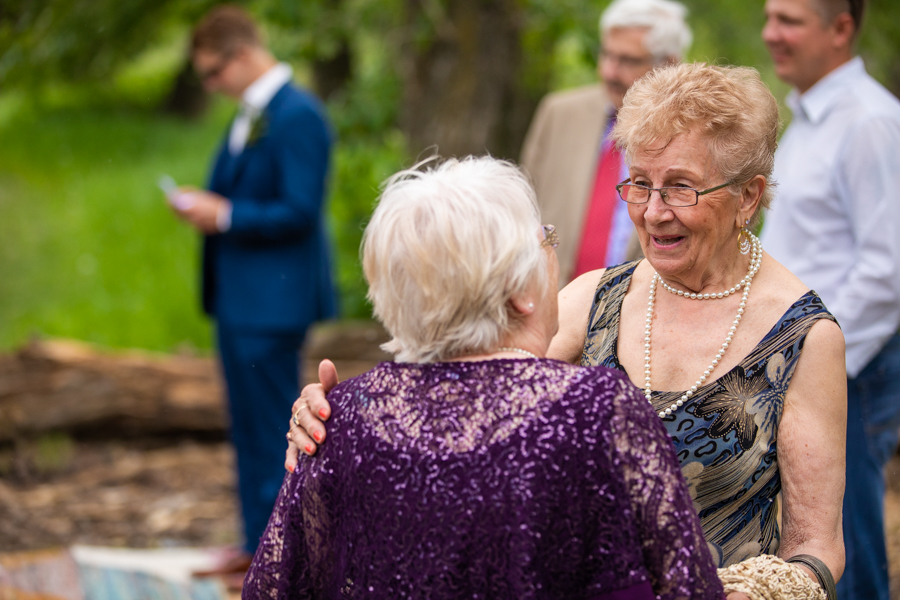 Fish creek Park Elopement with guests arriving