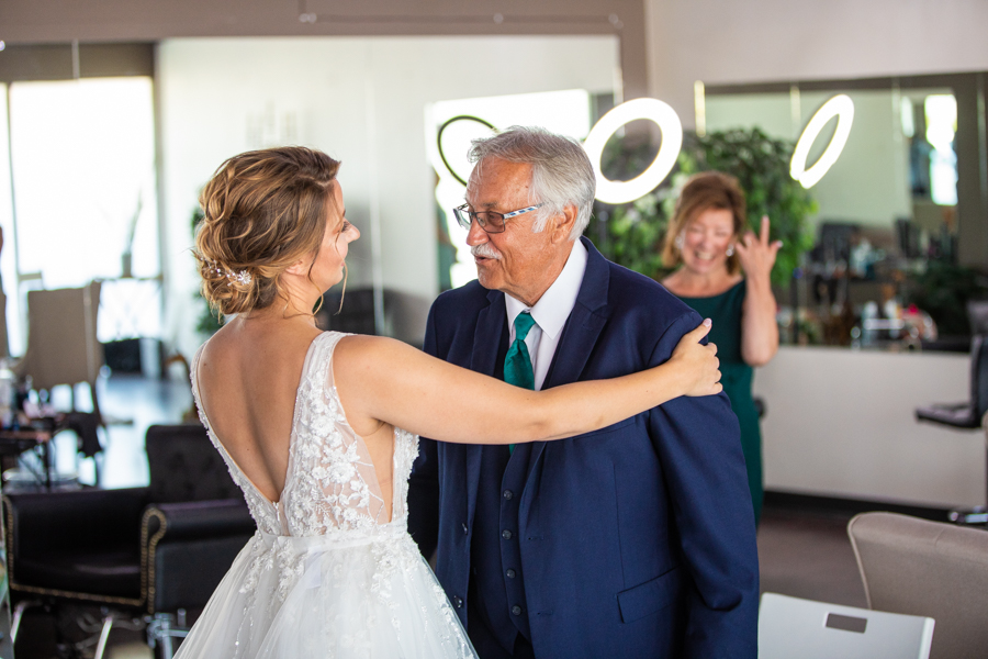 dad seeing the bride for the first time
